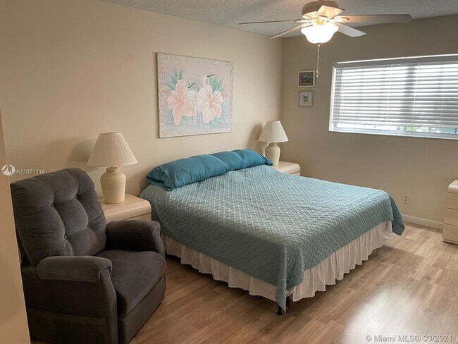 Building Photo - 3061 N Course Dr