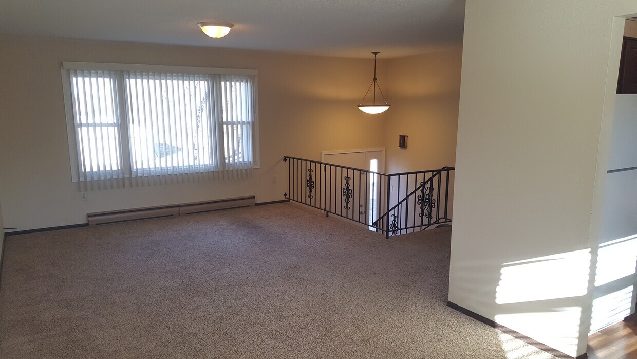 Living Area - 1825 Castle St