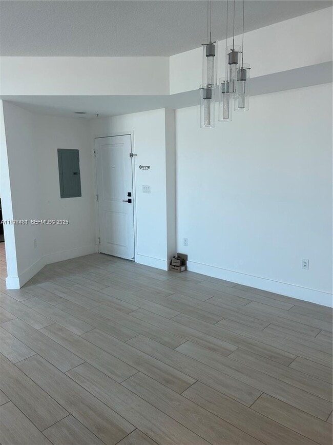 Foto del edificio - 7910 Harbor Island Dr