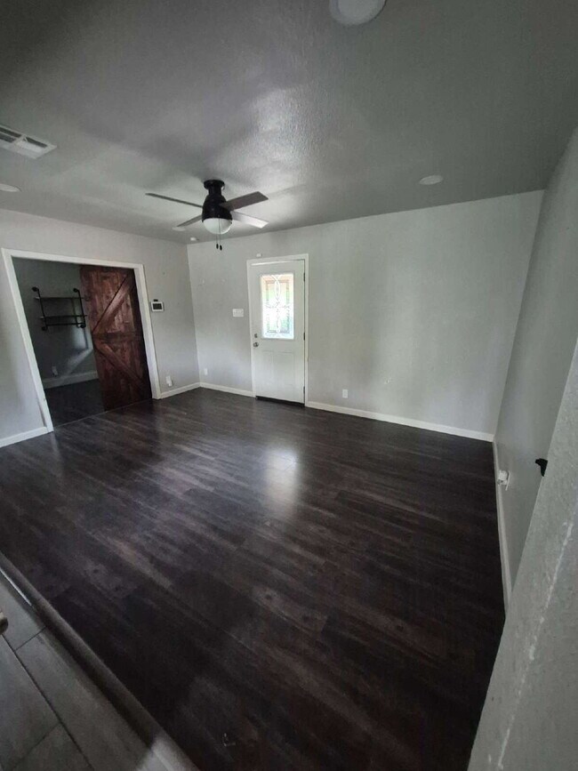 Building Photo - 3 bed/2 bath in Kirby