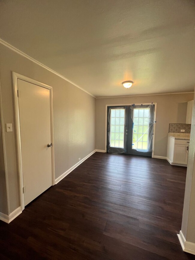 Building Photo - Updated and ready for tenant....