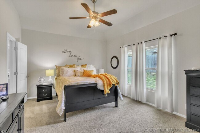 Foto del edificio - Beautiful 4 Bed 2 Bath Home with 2 car gar...