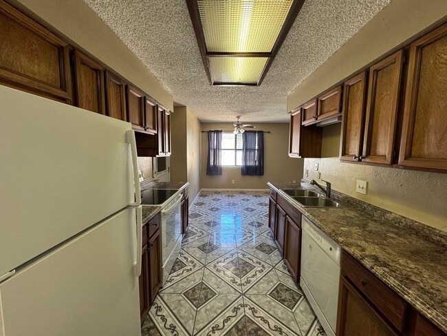 Foto del edificio - 831 Swinging Spear Rd