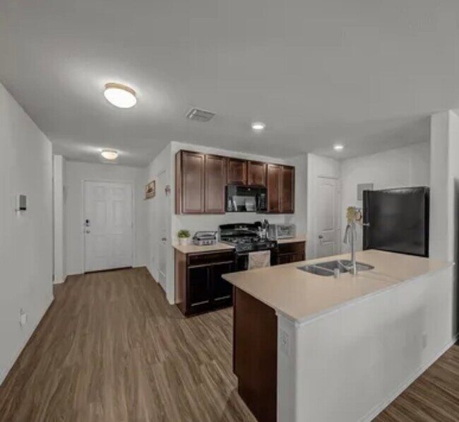 Foto del edificio - 5689 McClelland St