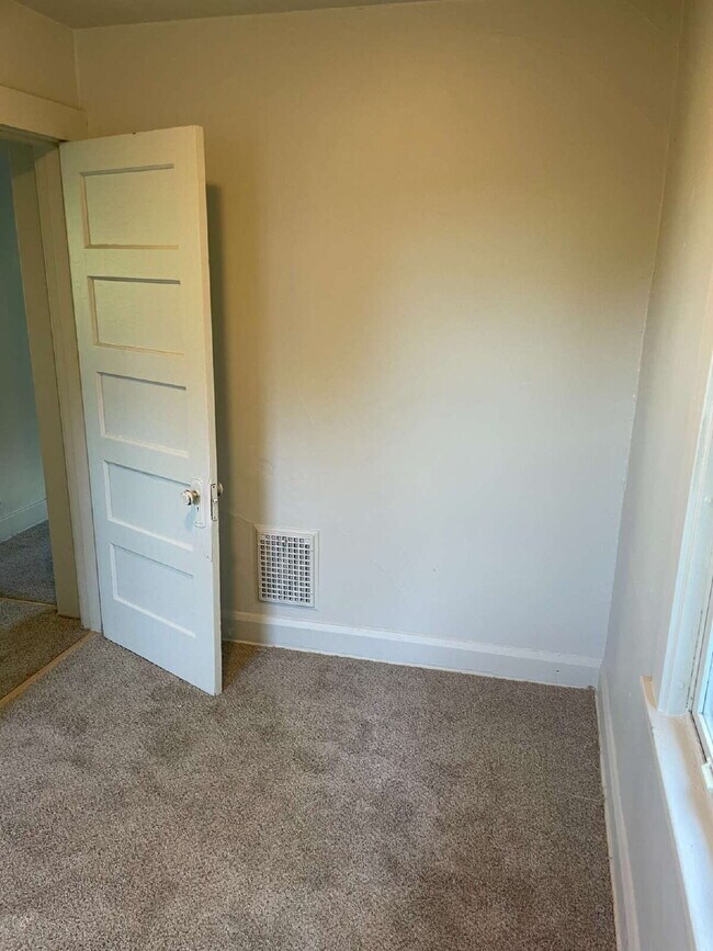 Foto del edificio - 3 bedroom in quiet part of Clairton Move i...