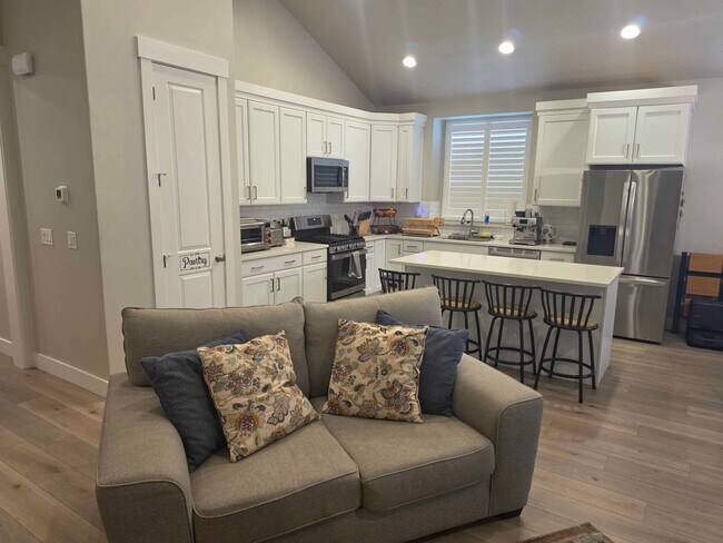 Foto del edificio - 1434 E Erickson Knl Ln