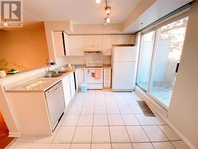 Building Photo - 28 Sommerset Way