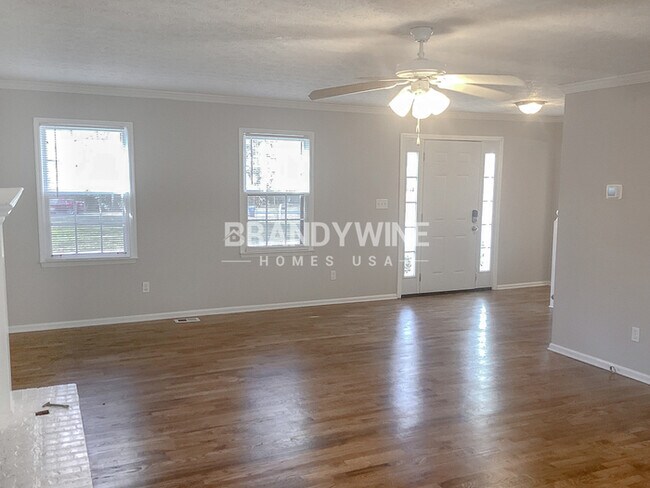 Building Photo - 1.5 mos. FREE RENT....Fenced Yard!!!