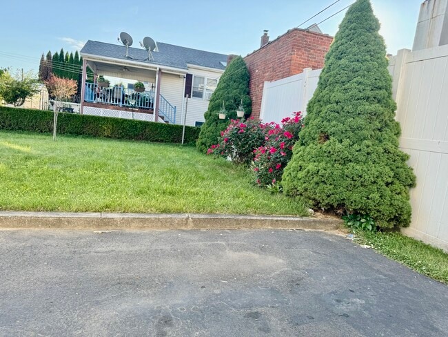 Building Photo - 704 Highland Ave