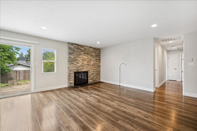 Foto del edificio - 6225 Ranier Way