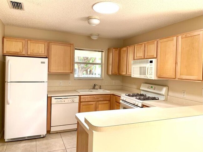 Cocina completa con barra - 2442 Southern Oak St