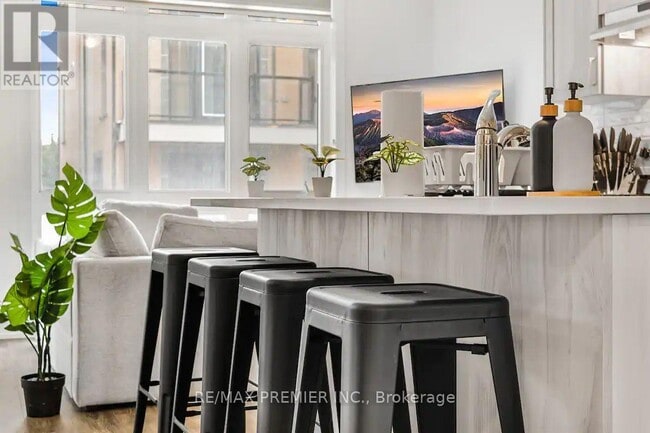 Building Photo - 6 Sayers Ln