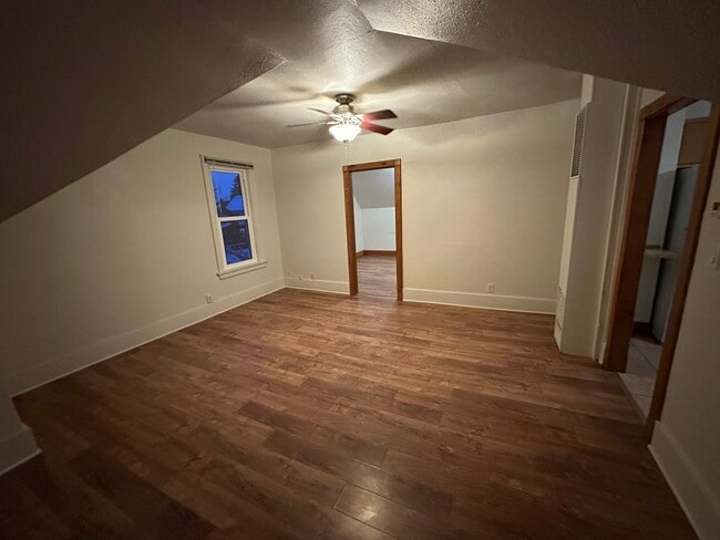 Sala de estar - 1032 Broadway Ave