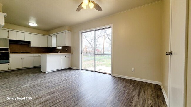 Foto del edificio - 7916 S McKinley Ave
