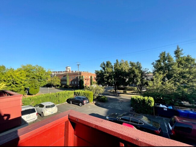 Foto del edificio - Vintage Upstairs 2 Bedroom With Patio In Hollywood District ~ Near It All! Off Street Parking~ Pe...