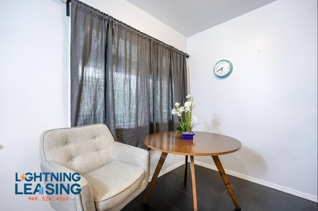 Building Photo - 240 1/2 3rd Ave -6D