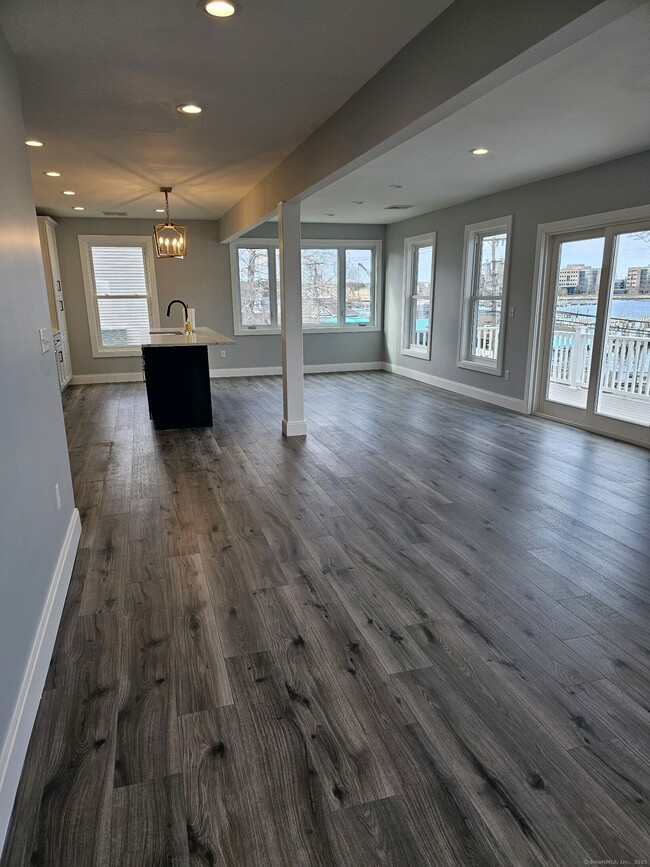 Building Photo - 281 Pequot Ave