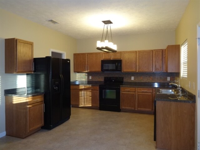 Building Photo - 72 Shady Valley Dr