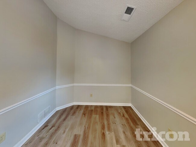 Foto del edificio - 623 Lockhart Ct NE