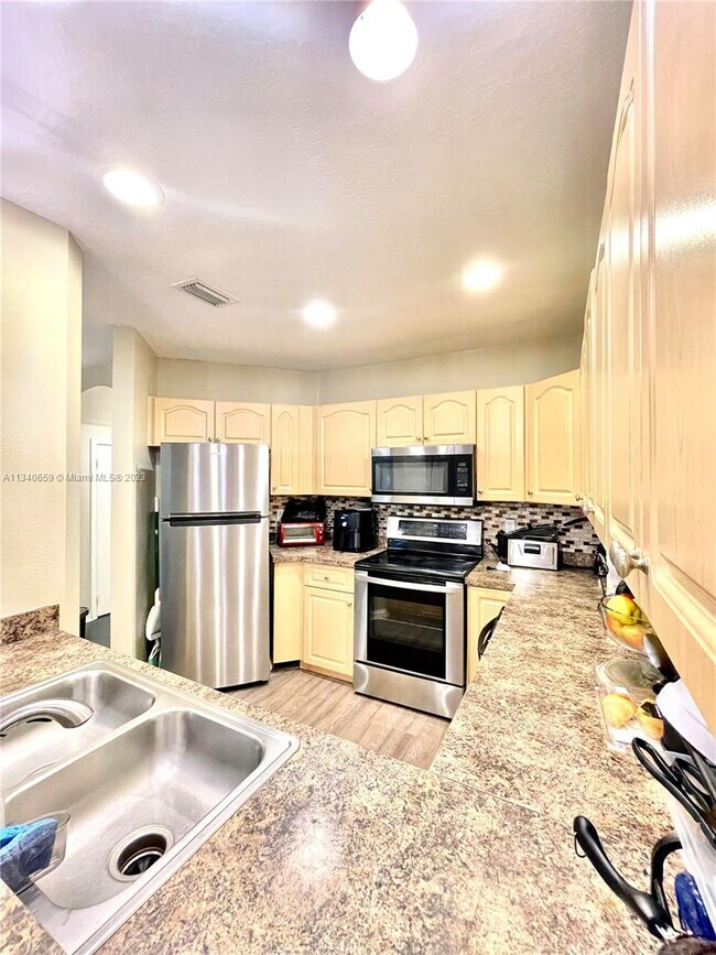 Foto del edificio - 1359 Avon Ln