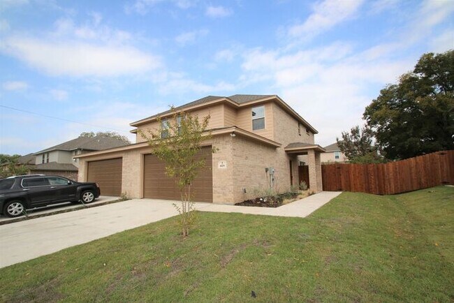 Foto del edificio - Townhome @ Jameson St. | Luxury 3 Bed / 2.5 Bath | Private Fenced Backyard