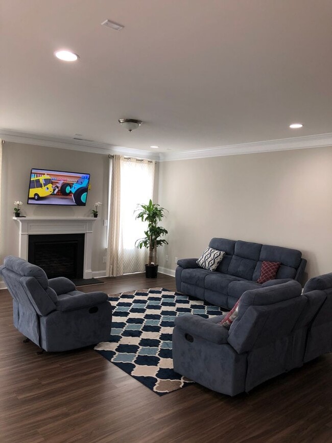 Building Photo - Lake Front Community 4 bed, 3 bath