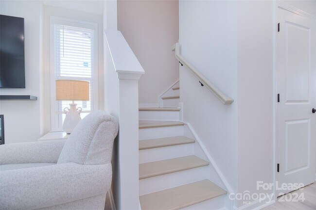 Building Photo - 5029 Nestling Spg St