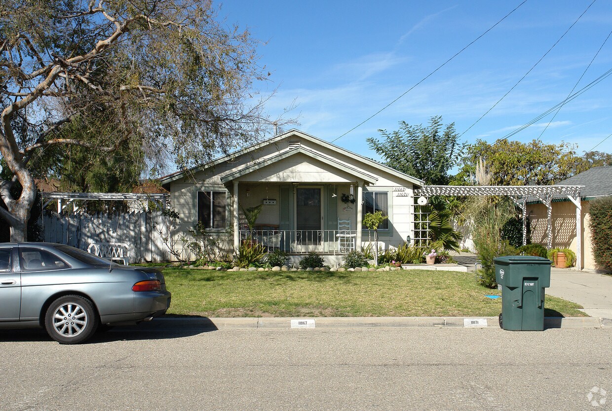 Foto del edificio - 11067-11071 Aster St