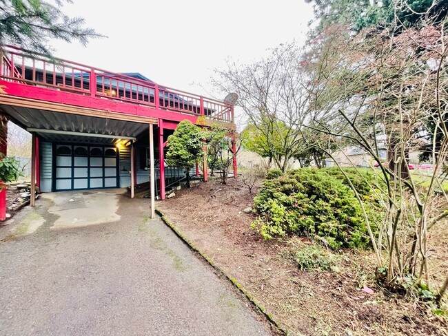 Building Photo - Tranquil House on Quiet South Delridge Street!