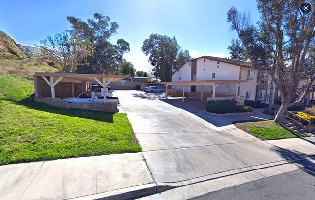 Cochera cubierta incluida con cada apartamento - 240 E Graham Ave