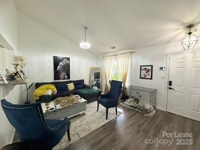 Foto del edificio - 856 Raindrops Rd