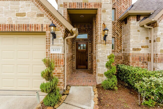 Foto del edificio - 6122 Garden Lakes Ln