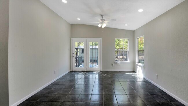 Foto del edificio - 542 Thorain Blvd