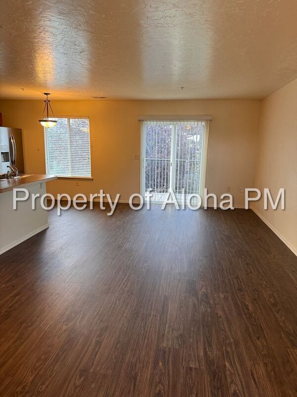 Foto del edificio - 1057 W Pine Ave