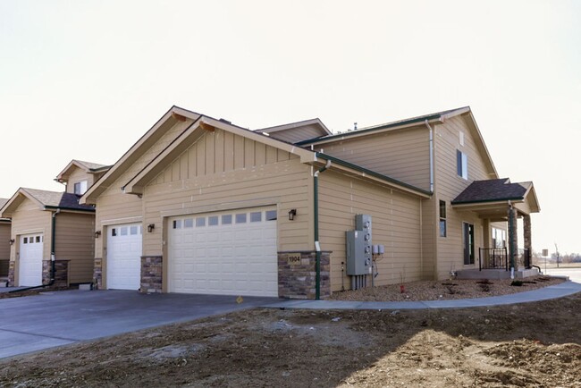 Building Photo - 2 Bedroom with Study in Seven Lakes