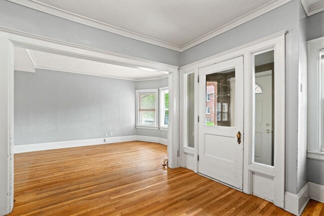 Building Photo - 2118 E Linnwood Ave