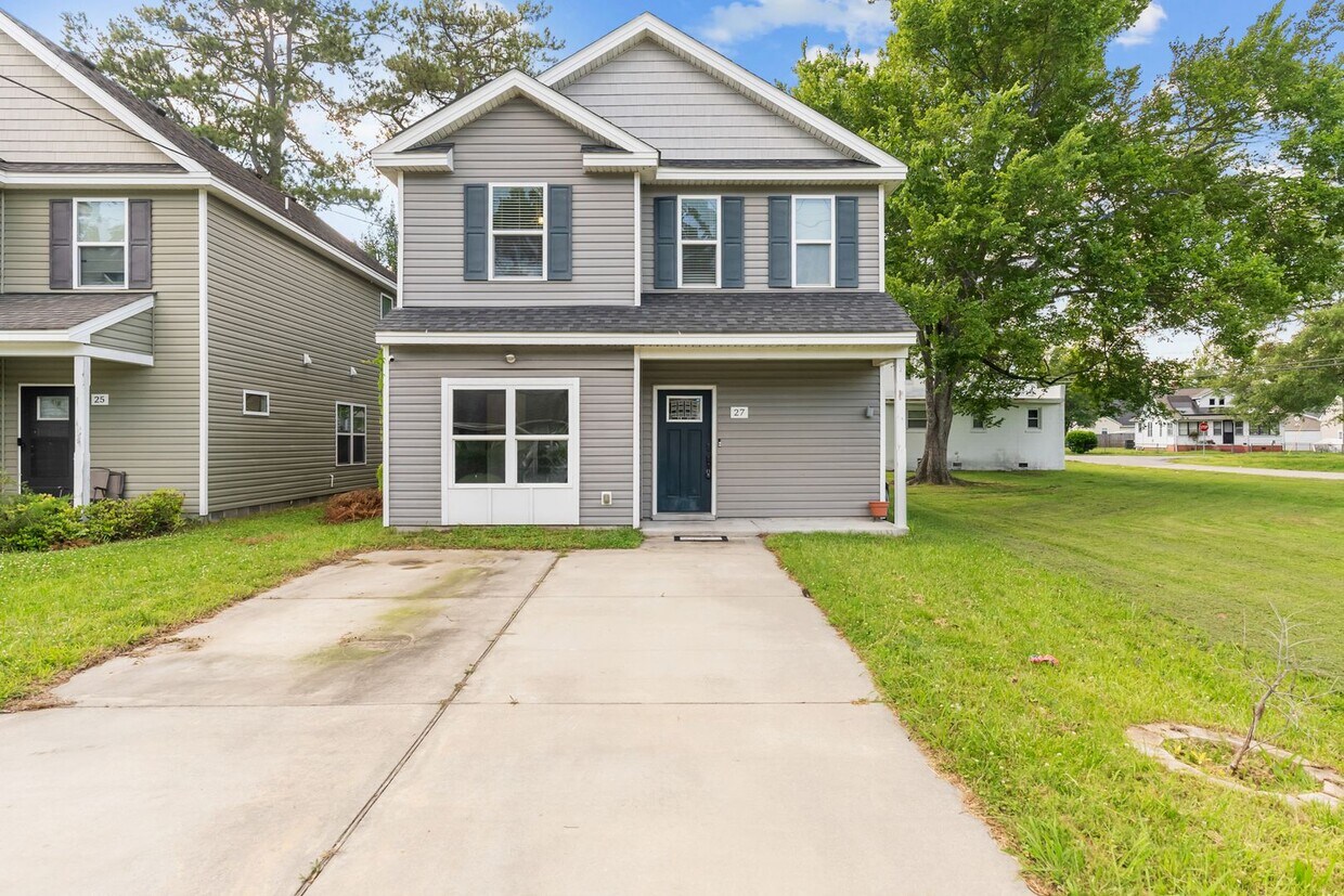 Foto principal - Spacious 4-Bedroom Home with First-Floor S...
