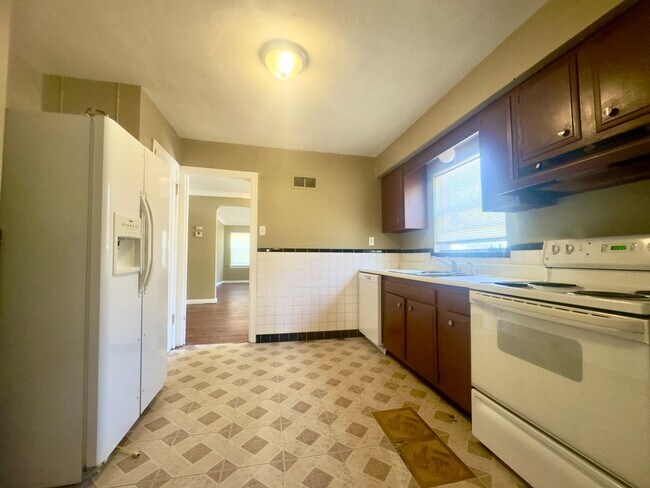 Foto del edificio - 3 Bed 1.5 Bath With 2 Car Garage