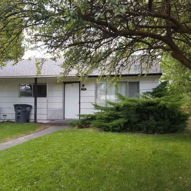 Foto del edificio - 1208-1210 Vandenberg Ave