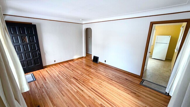 Foto del edificio - Charming 2BR Home with Yard and Garage in Northeast