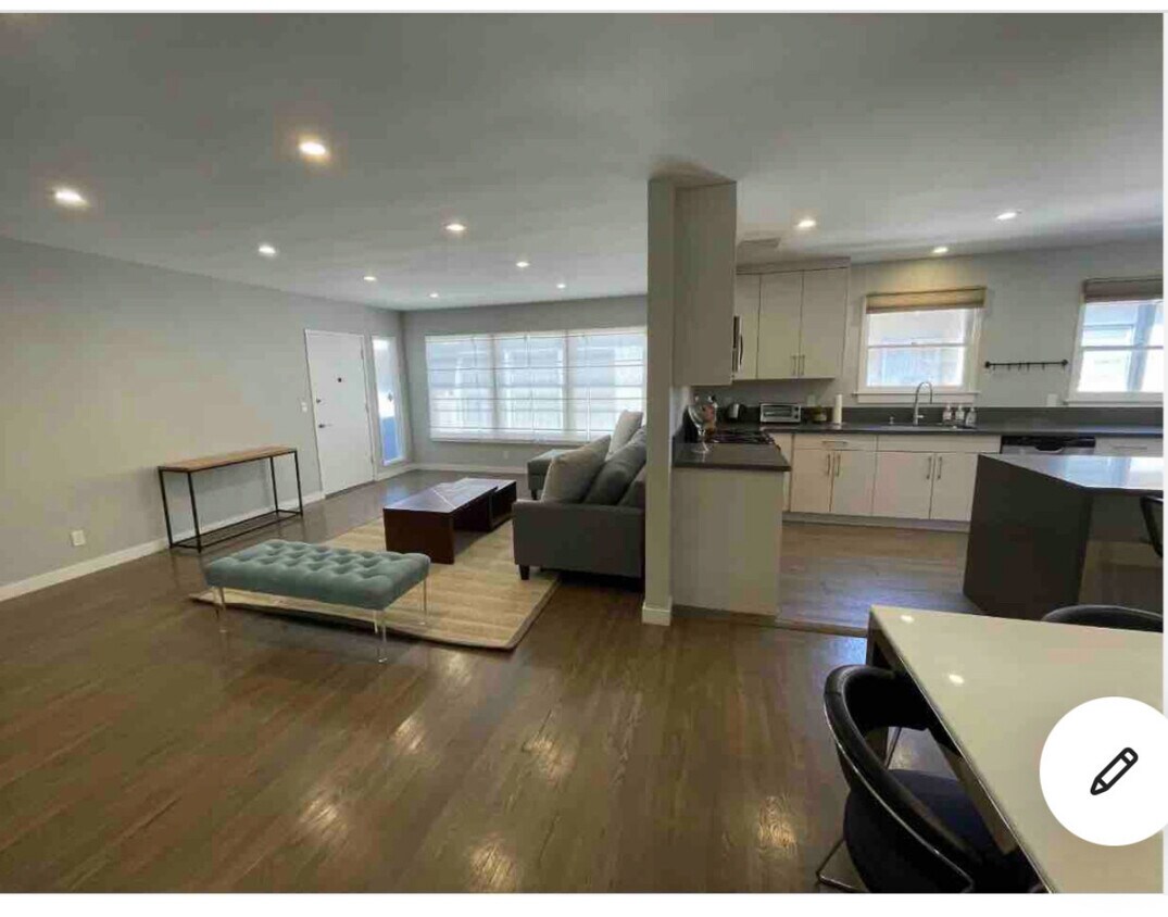 Foto principal - 348 S Elm Dr