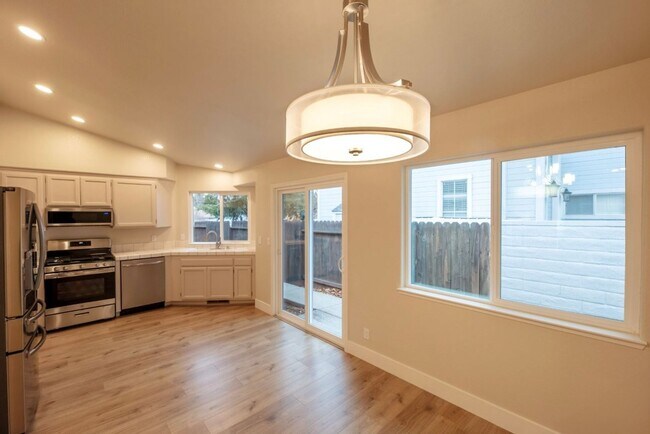 Foto del edificio - BEAUTIFULLY UPDATED CRYSTAL LAKES HOME WITH PRIVATE BACKYARD, RESORT-STYLE AMENITIES & PRIME SOUT...