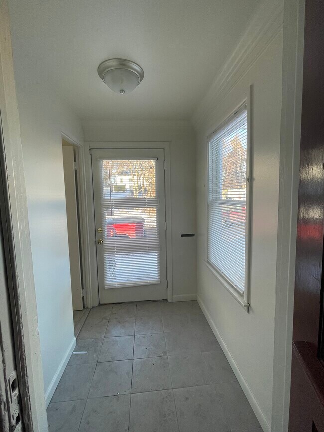Foyer - 243 Van Ness St
