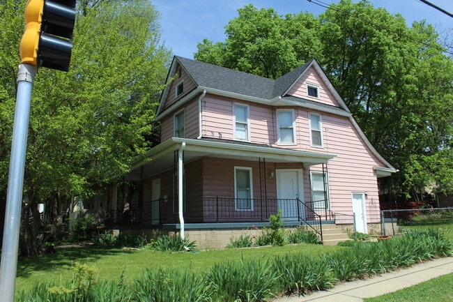 Building Photo - 905 N Winnebago St