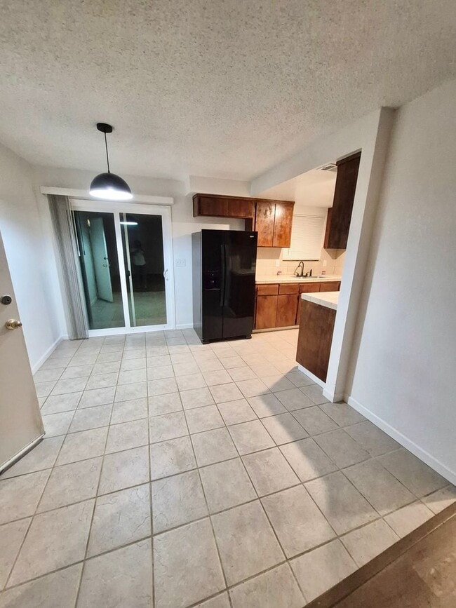 Foto del edificio - Charming 3-Bedroom Home with Large Backyard & One-Car Garage