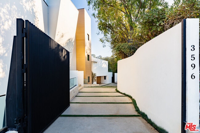 Foto del edificio - 3596 Woodhill Canyon Rd