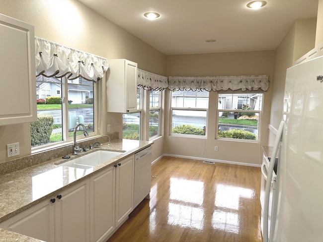 Building Photo - Elegant Gated Townhome with Main-Floor Primary Suite at Marina Pointe Kent