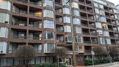 Building Photo - 950 Drake St