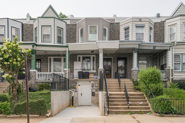 Building Photo - 5550 Larchwood Ave