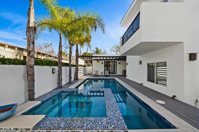 Foto del edificio - 355 S Sycamore Ave